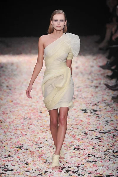 Look 10